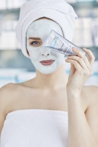 Kvinna med ansiktsmask