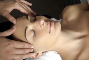 Bästa hudvård massage av kvinnans ansikte